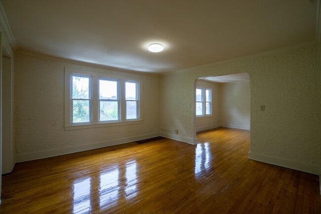 Building Photo - 3 Bed|1 Bath Apartment in Westcott Neighbo...