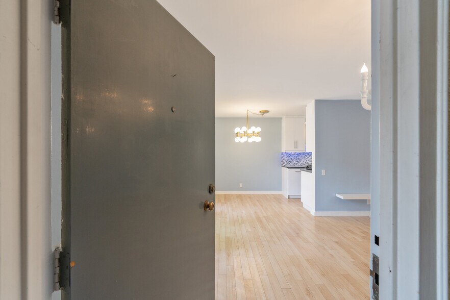 Building Photo - 639 Bay St