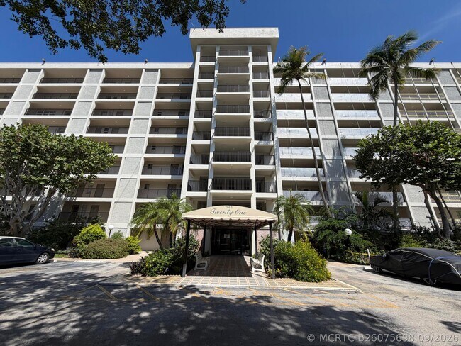 Building Photo - 2661 S Course Dr