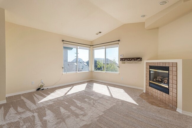 Building Photo - Well maintained 2 bedroom home