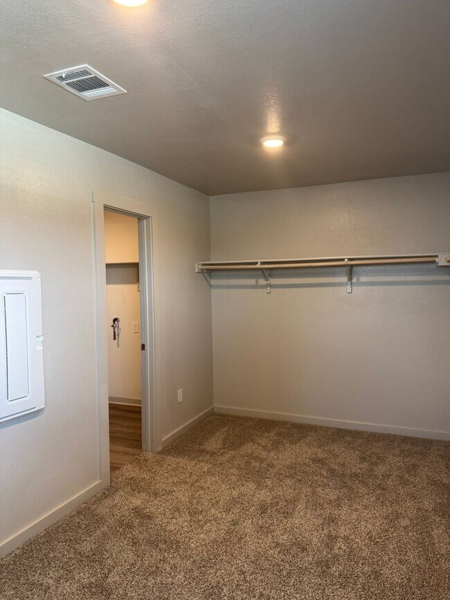 Building Photo - Ready for move-in! Spacious 4-bedroom, 3-b...
