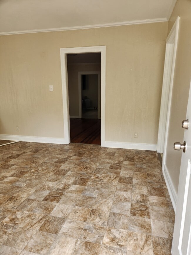 Building Photo - 2703 Linwood St