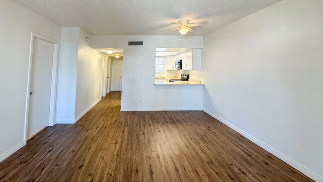 Building Photo - Las Vegas 2-Bed, 2-Bath Condo in Secure Ga...