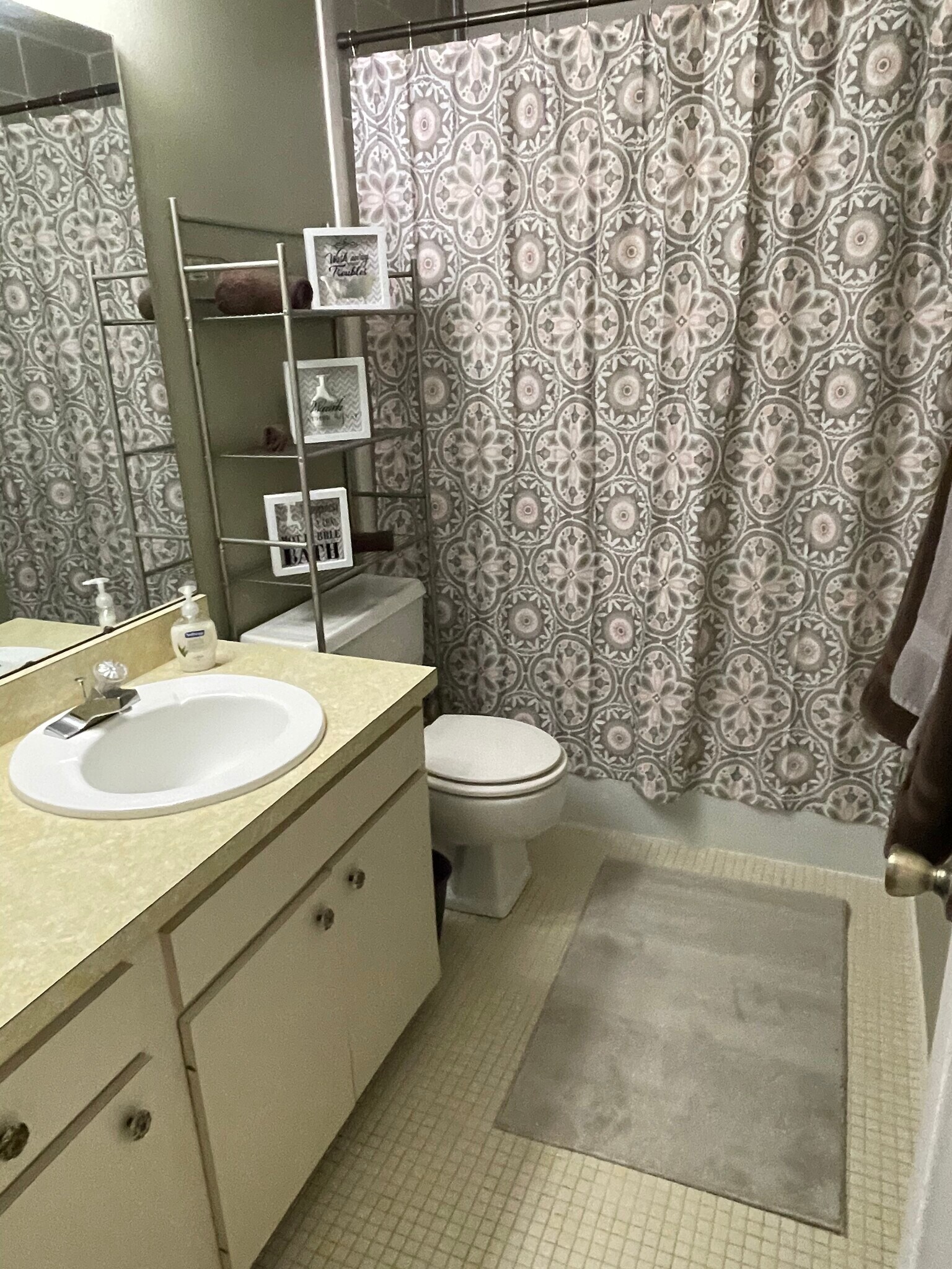 Full sized bathroom - 1499 17th St W