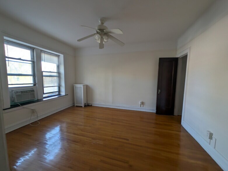 Building Photo - 5704 S Harper Ave