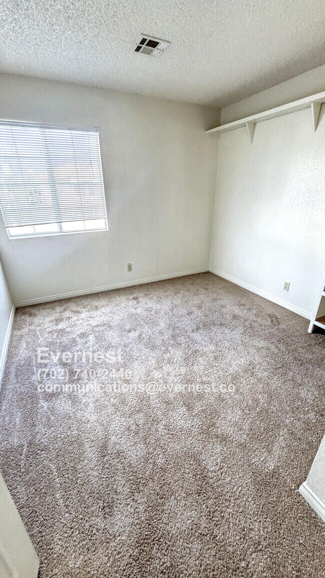 Building Photo - Spacious 4-Bedroom Home in a Great Locatio...