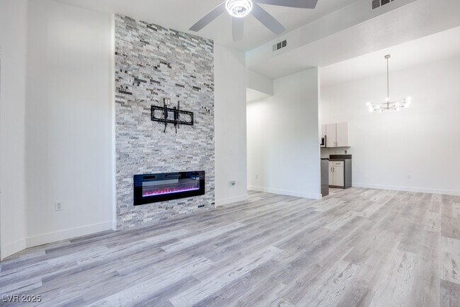 Building Photo - 2305 W Horizon Ridge Pkwy