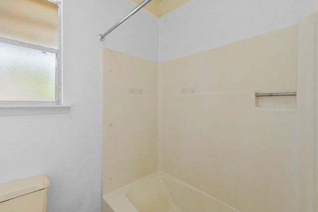 Building Photo - Adorable Montrose Bungaloq