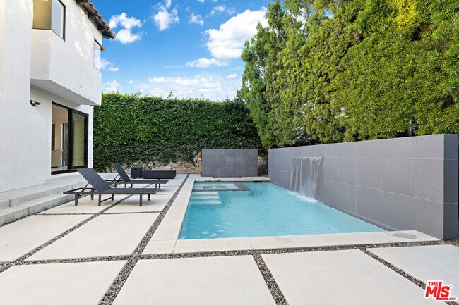 Building Photo - 201 S Bedford Dr