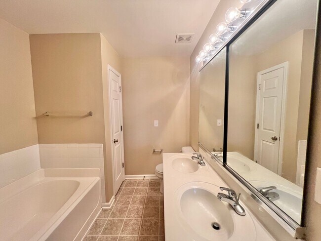 Building Photo - Charming 3BD, 2.5BA Raleigh Townhome with ...