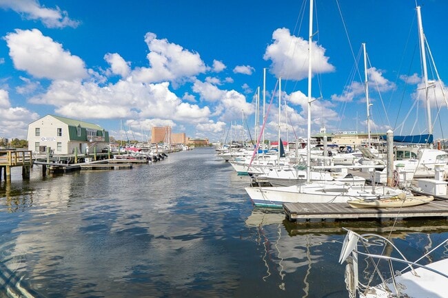 Building Photo - BEAUTIFUL Second Floor Unit in Olde Towne!