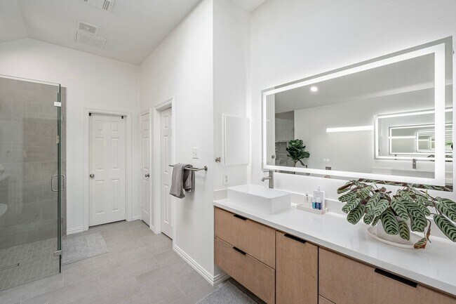 Building Photo - 11 E Sienna Pl