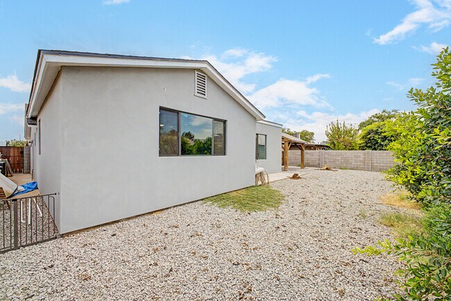 Building Photo - 3701 E Ludlow Dr