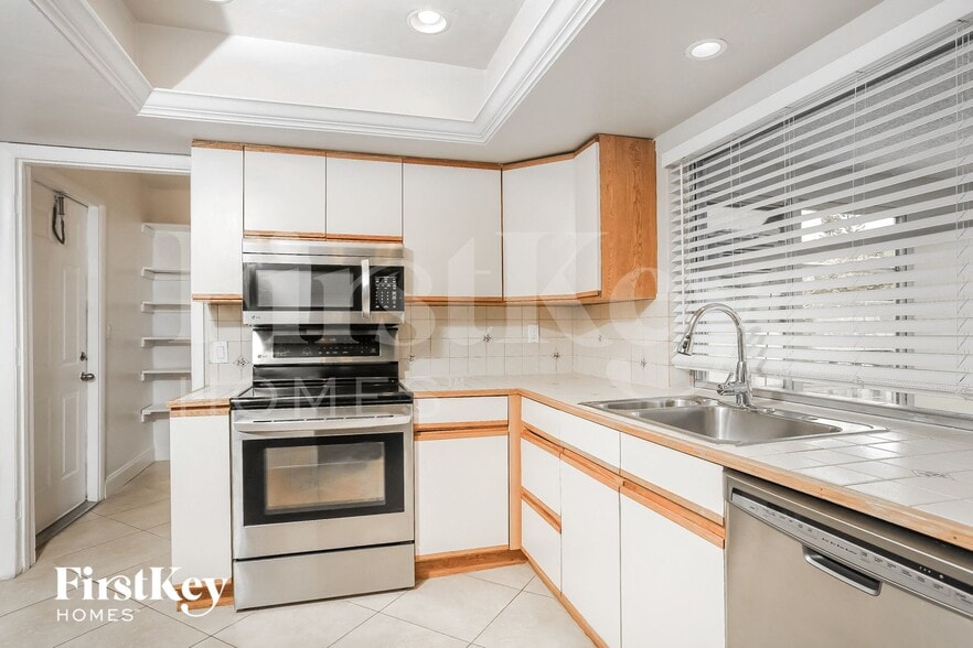 Building Photo - 6119 NW 18th Ct