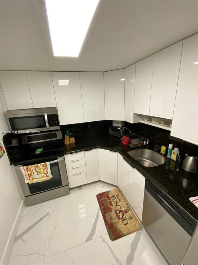 Building Photo - 3675 N Country Club Dr