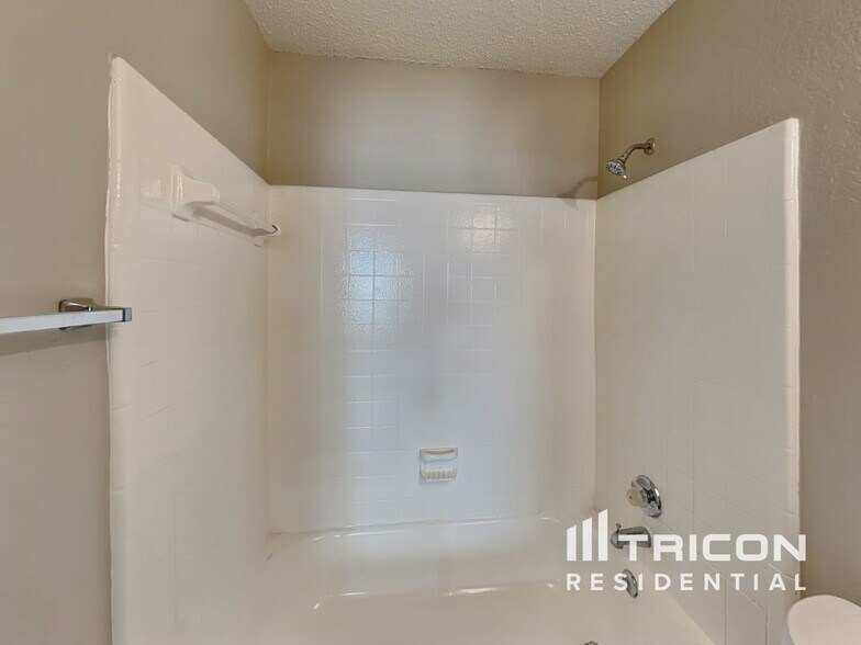 Building Photo - 2417 Highmont Dr