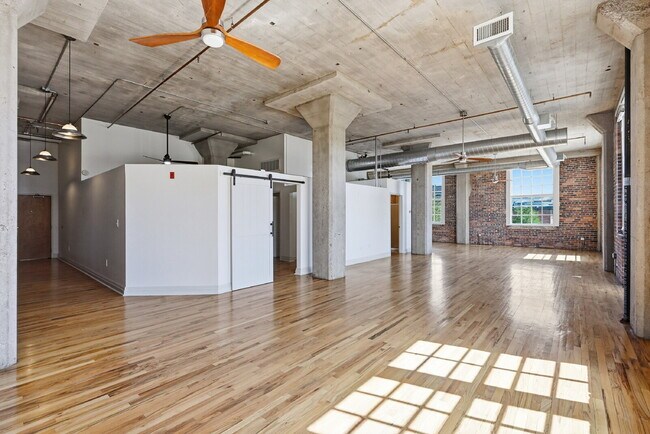 Building Photo - $3,644.95, 2 Beds - 1 Bath, Condo in Denver with Washer and Dryer!