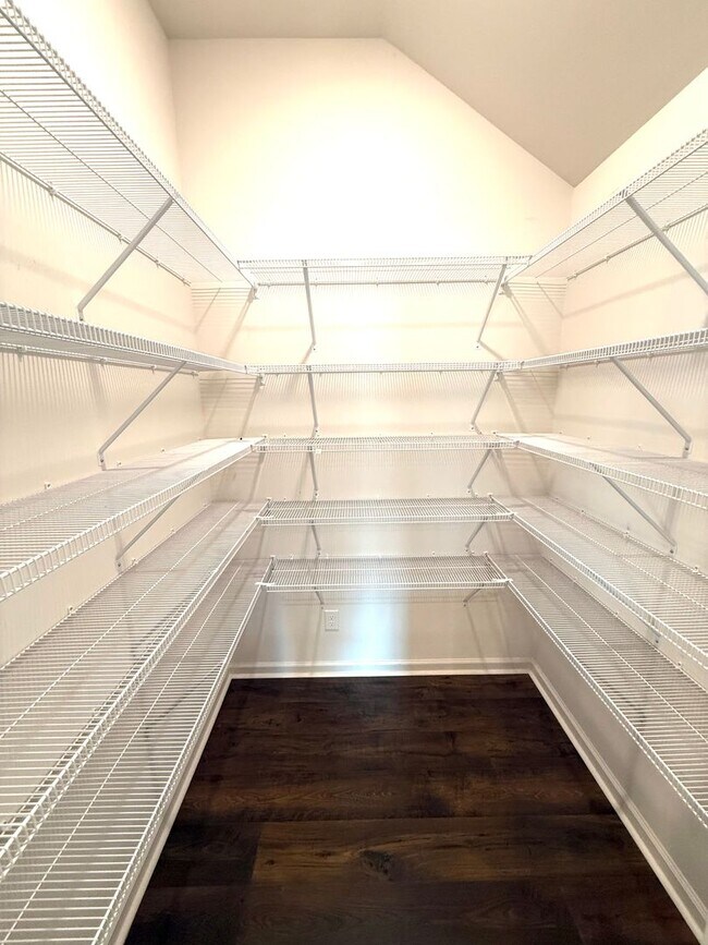 Building Photo - ** 3 Bed 2 Bath located in StoneyBrooke Pl...