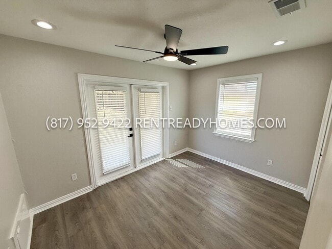 Building Photo - 913 Harrison Dr