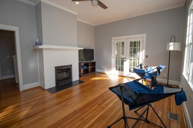 Building Photo - Immediate move-in! Short-term lease! Spaci...