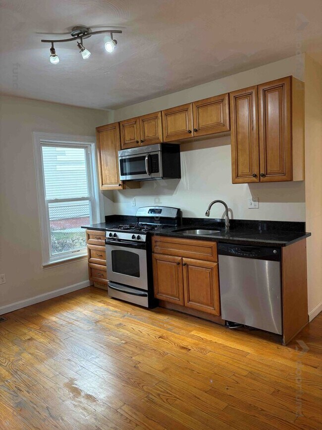 Building Photo - 27 Florence St