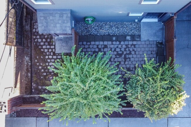 Building Photo - 2bd/2.5ba Seattle Townhome