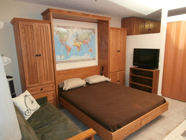 Building Photo - Efficiency Apt Close to Campus!