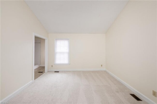 Building Photo - 670 Lord Dunmore Dr