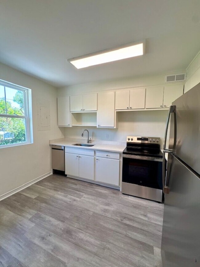 Building Photo - Fully Renovated Three Bedrooms Condo in South Windermere