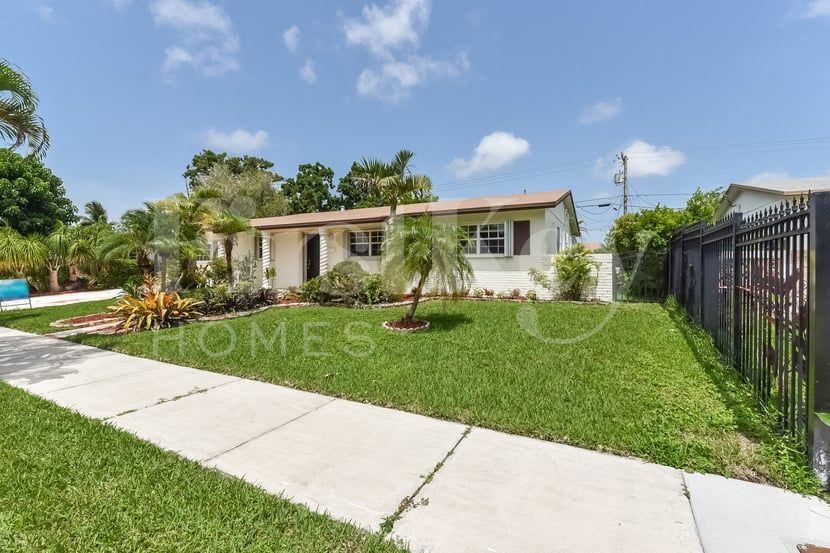 Building Photo - 16941 SW 119th Ct