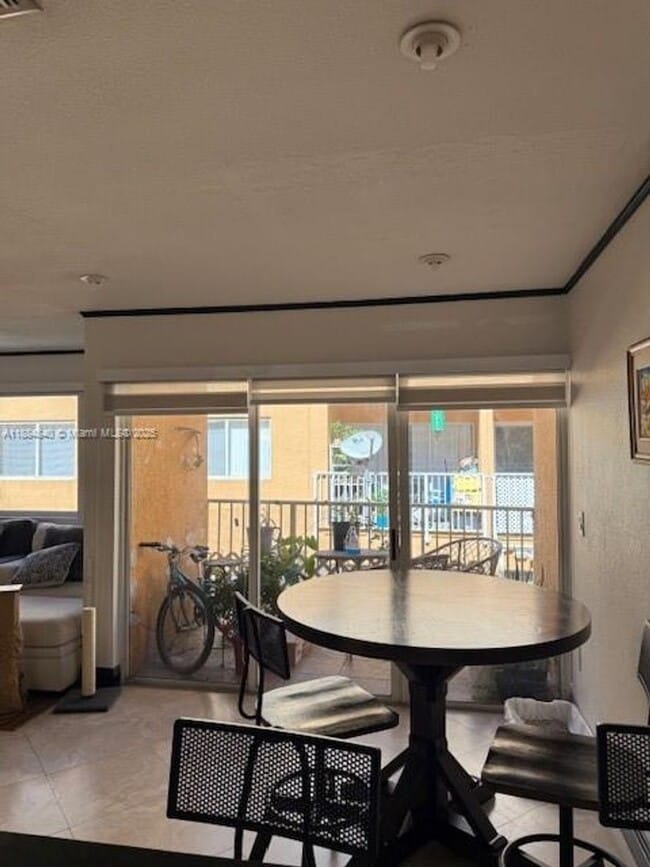 Building Photo - 6245 SW Kendale Lakes Cir