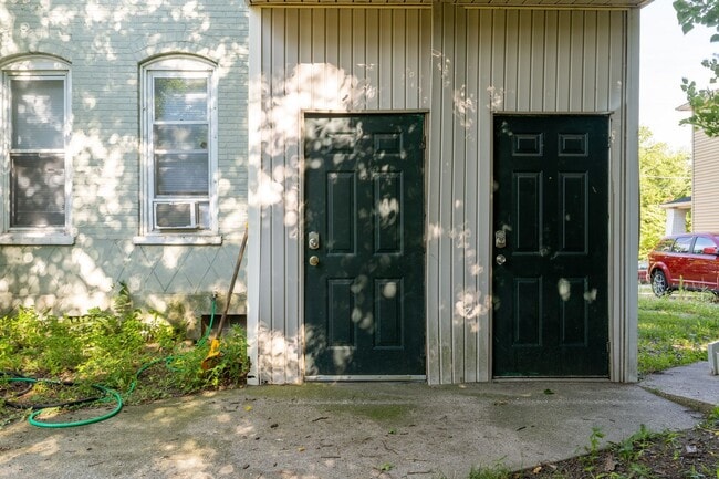 Building Photo - Adorable and Spacious Upper One Bedroom on...