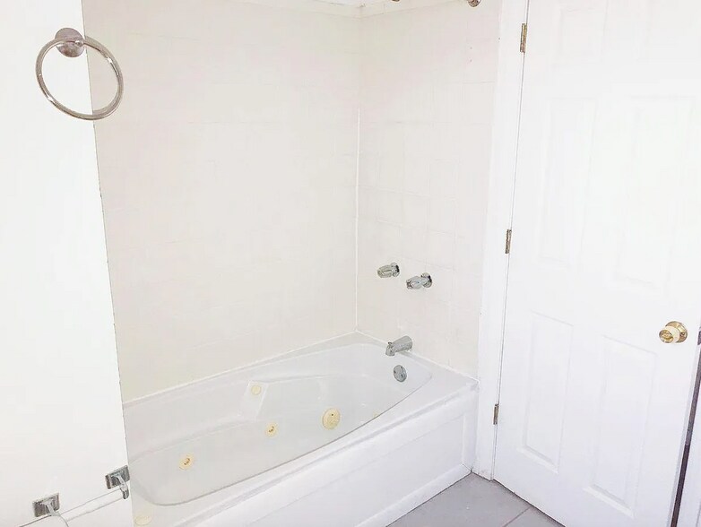 Building Photo - 1368 W Evergreen Ave