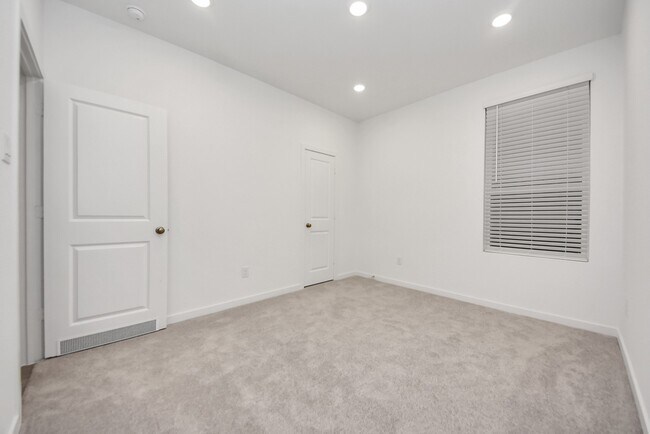 Building Photo - 904 Capracotta Dr