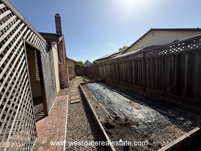 Building Photo - Lovely southeast Petaluma single level 3 b...