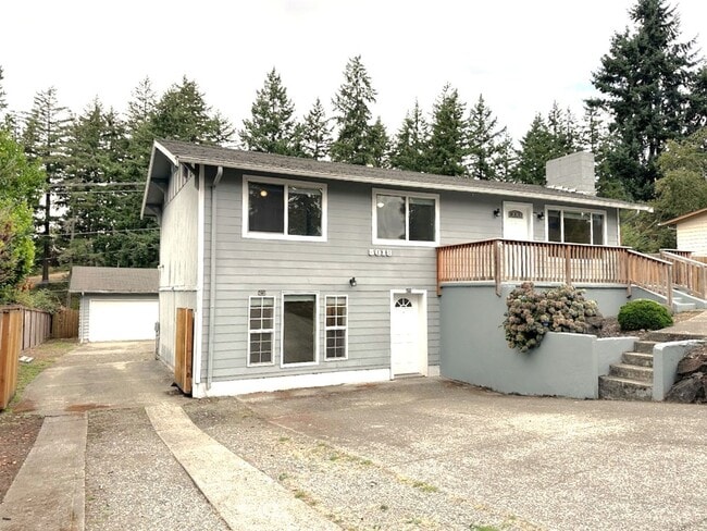 Building Photo - 5 bedrooms and a 3 car garage in Universit...