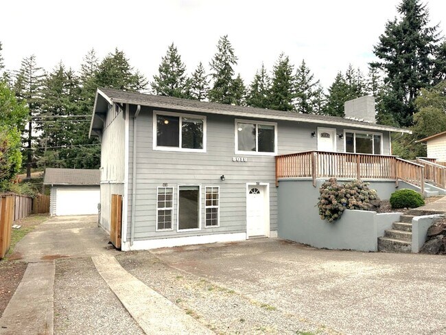 Building Photo - Updated 5 bedroom 2.5 bathroom home in Uni...