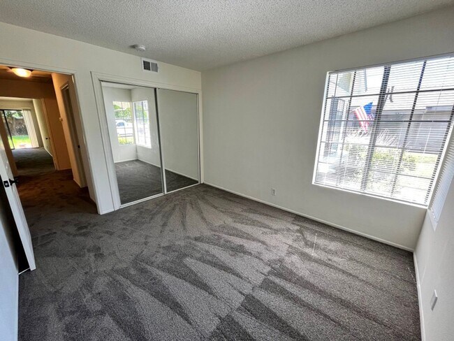 Building Photo - Single-story in Van Nuys w/3+2, bonus room...