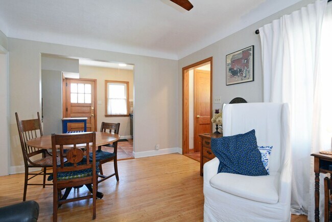 Building Photo - Cozy 2-Bed 2-Bath Home in St. Paul - Available Now!