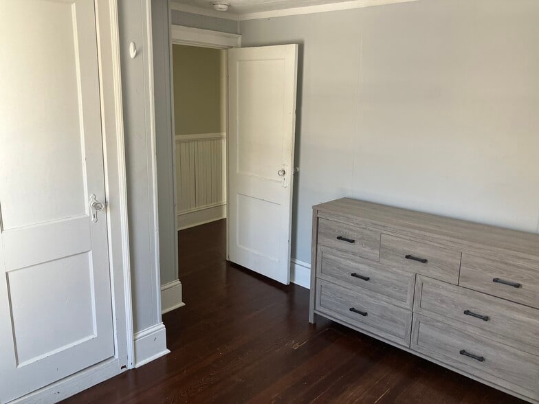 Building Photo - 5 Pine St