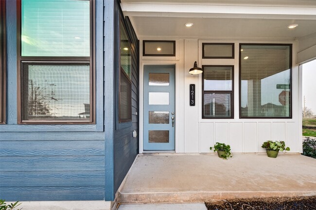 Building Photo - 1213 Mercantile St