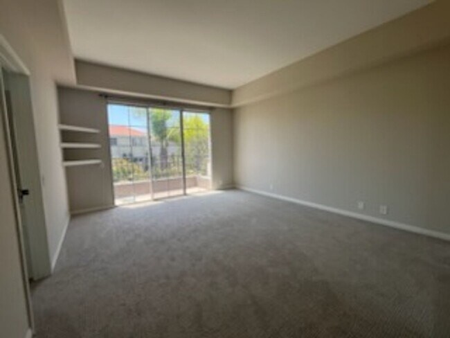 Building Photo - Luxurious Townhouse Located in the exclusi...