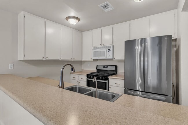 Building Photo - Move-In Ready 2BD Irvine Home Near Spectrum, Top Employers & Schools