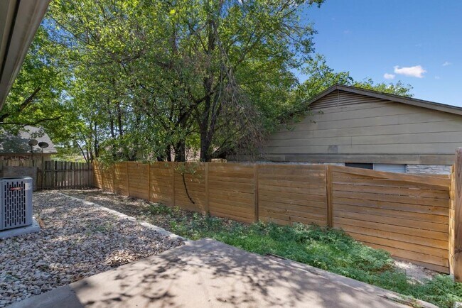 Building Photo - 1407 Avebury Cir