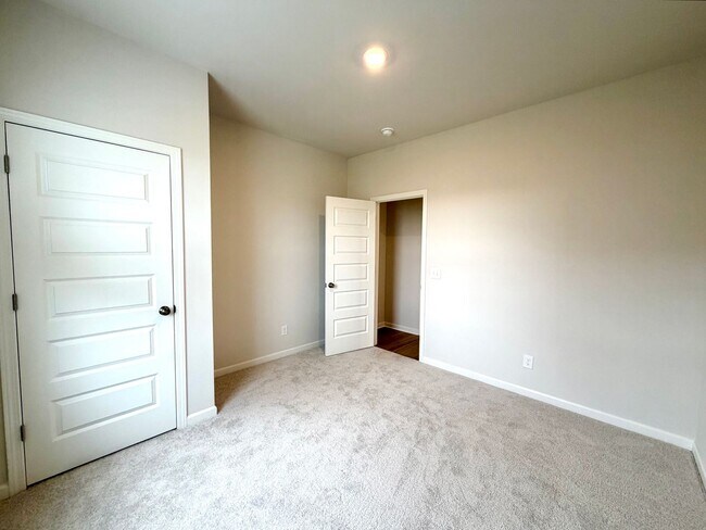 Building Photo - 900 Moray Ln