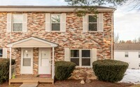 Building Photo - Charming Townhouse Near Campus