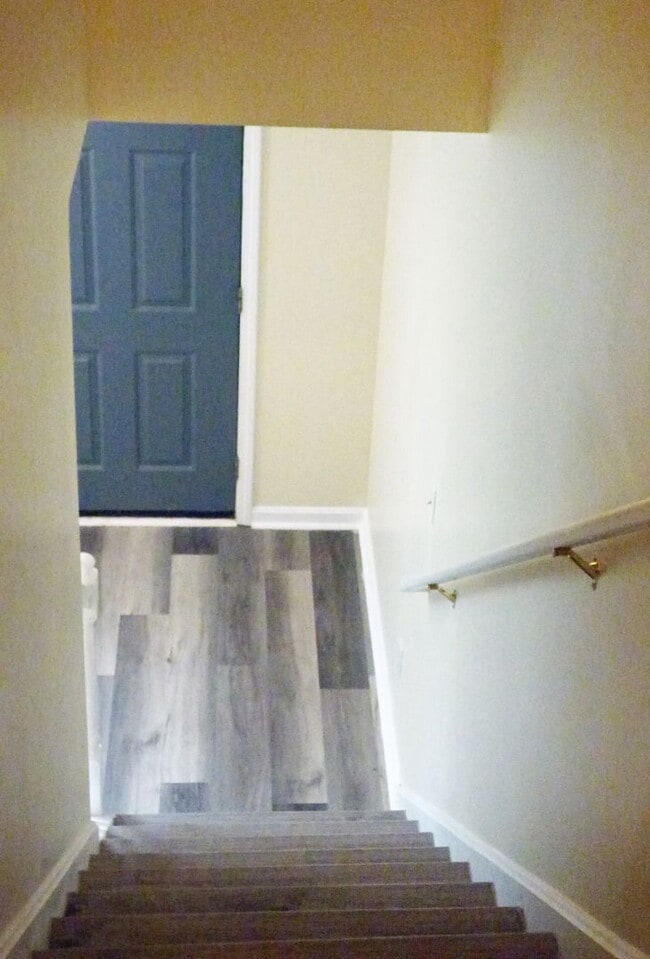 Building Photo - Beautiful Townhouse! All Electric, Washer/...