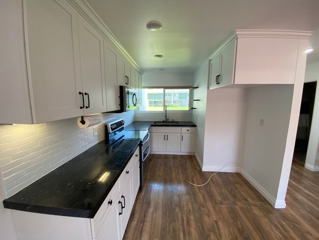 Building Photo - Spacious 2-Bed Townhome Near Everything Yo...