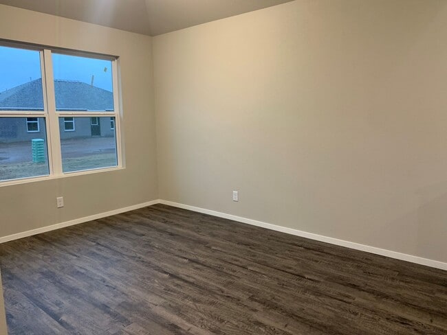 Building Photo - This is a very well maintained home in the desirable Bixby School district.