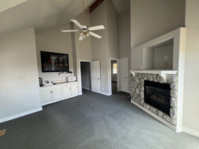 Building Photo - 340 Rainbow Ln